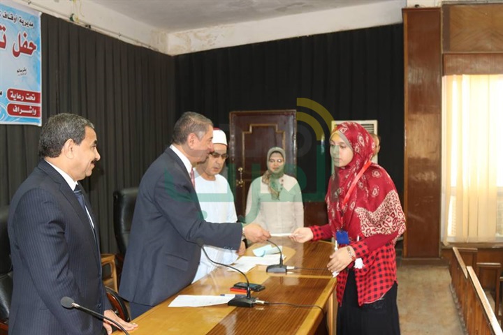 بالفيديو والصور.. محافظ كفرالشخ يكرم 95 من حفظة القرآن الكريم في مسابقة الأوقاف الرمضانية 