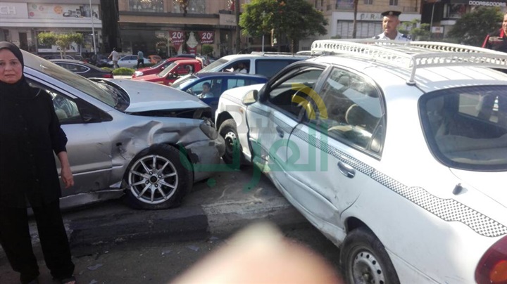 بالصور.. تصادم 4 سيارات يتسبب في كثافات مرورية بـ"جوزيف تيتو"