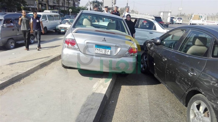 بالصور.. تصادم 4 سيارات يتسبب في كثافات مرورية بـ"جوزيف تيتو"