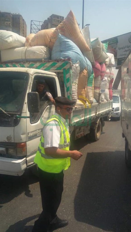 بالصور.. حملة مكبرة لضبط الخارجين عن قواعد المرور أعلى الدائري