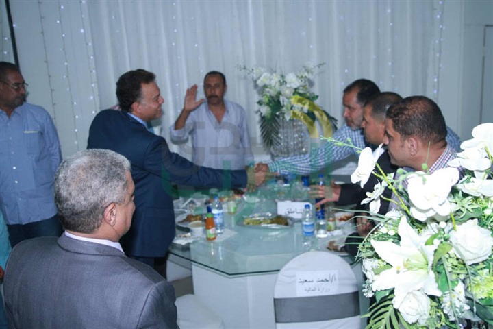 وزير النقل يلتقي عمال السكك الحديدية ويتناول معهم الإفطار