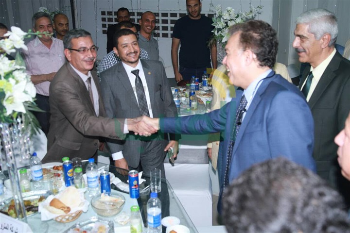 وزير النقل يلتقي عمال السكك الحديدية ويتناول معهم الإفطار