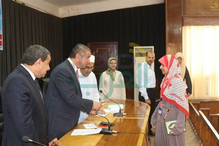 بالفيديو والصور.. محافظ كفرالشخ يكرم 95 من حفظة القرآن الكريم في مسابقة الأوقاف الرمضانية 