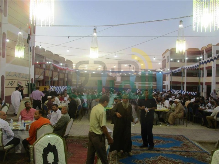بالصور.. سكرتير عام مساعد كفر الشيخ يشارك أهالي قرية "حاذق" ببيلا إفطارهم الجماعي