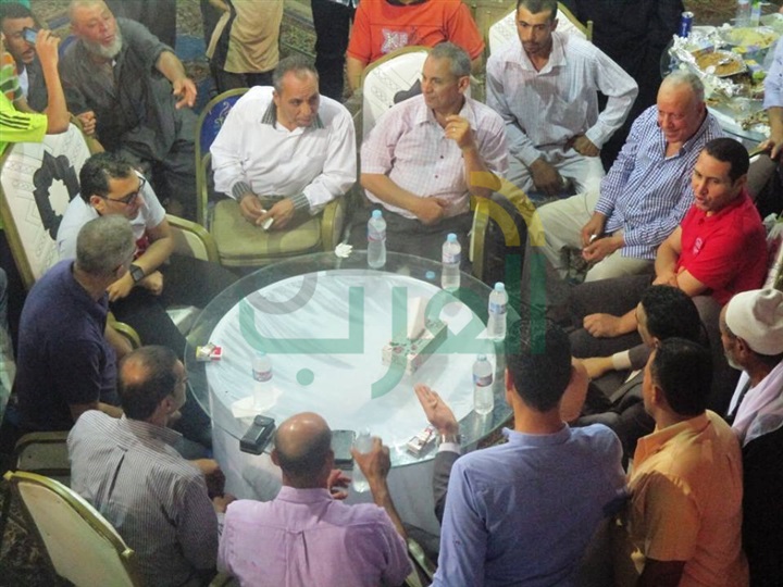 بالصور.. سكرتير عام مساعد كفر الشيخ يشارك أهالي قرية "حاذق" ببيلا إفطارهم الجماعي