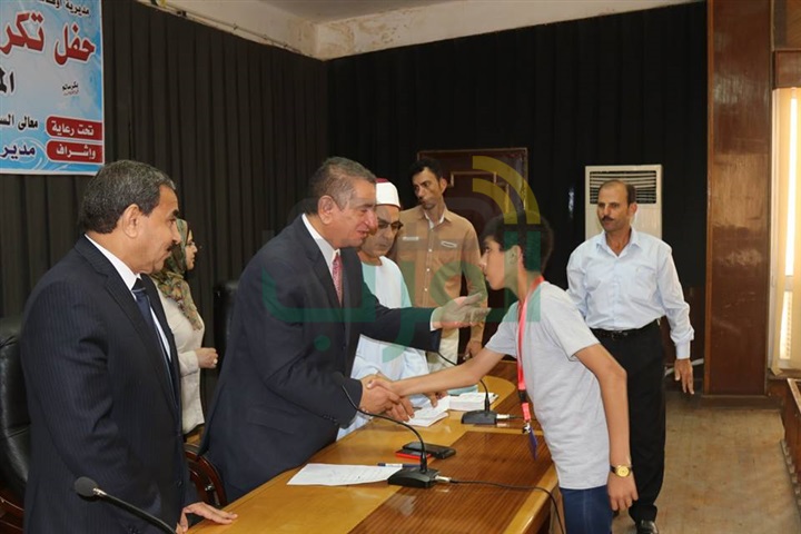 بالفيديو والصور.. محافظ كفرالشخ يكرم 95 من حفظة القرآن الكريم في مسابقة الأوقاف الرمضانية 