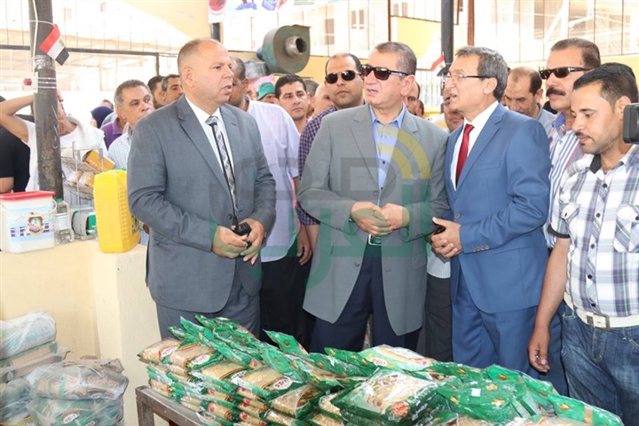 بالفيديو والصور.. محافظ كفر الشيخ يفتتح معرض السلع الغذائية الدائم 