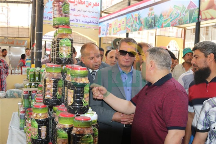 بالفيديو والصور.. محافظ كفر الشيخ يفتتح معرض السلع الغذائية الدائم 
