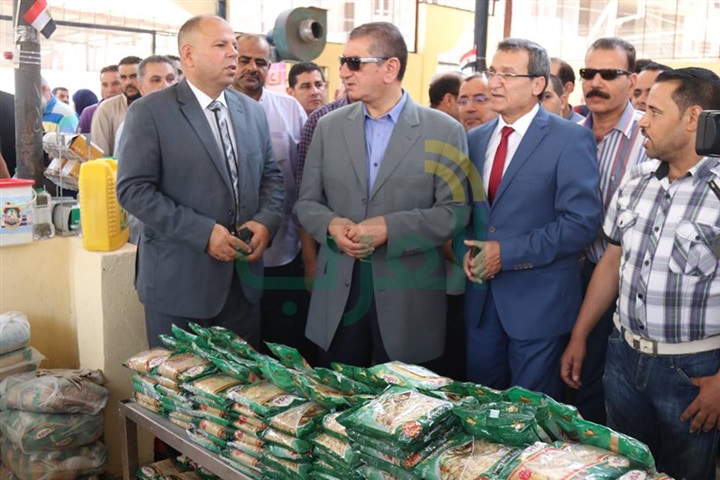 بالفيديو والصور.. محافظ كفر الشيخ يفتتح معرض السلع الغذائية الدائم 