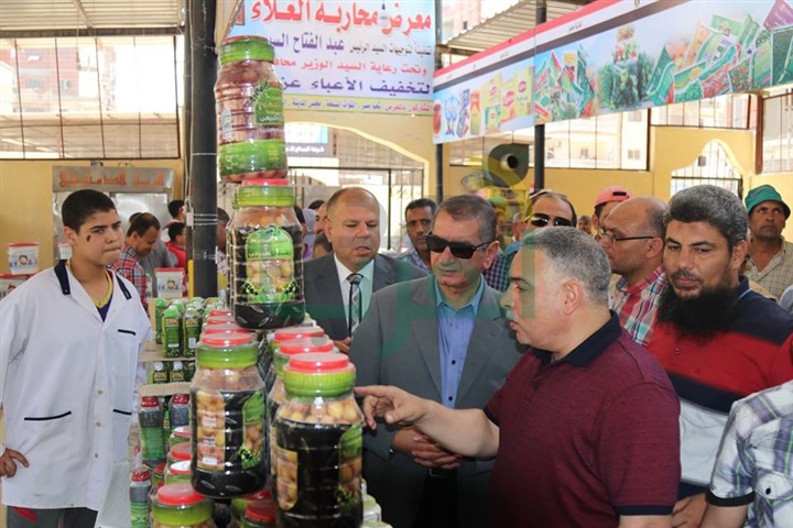 بالفيديو والصور.. محافظ كفر الشيخ يفتتح معرض السلع الغذائية الدائم 