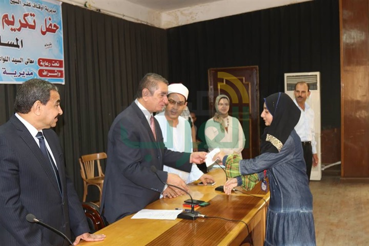 بالفيديو والصور.. محافظ كفرالشخ يكرم 95 من حفظة القرآن الكريم في مسابقة الأوقاف الرمضانية 