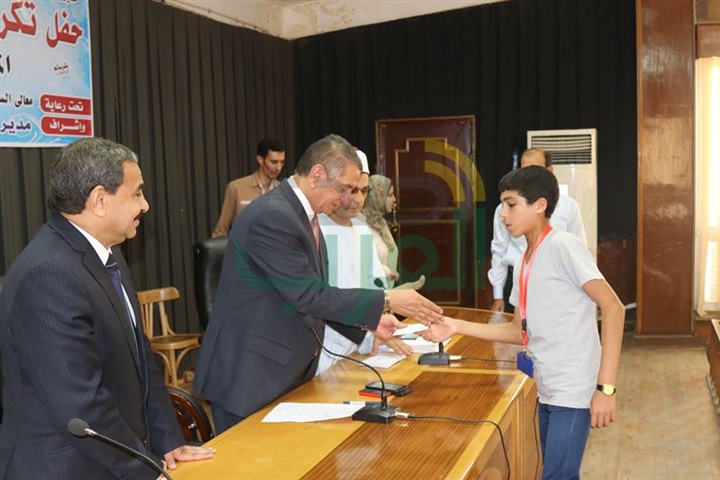 بالفيديو والصور.. محافظ كفرالشخ يكرم 95 من حفظة القرآن الكريم في مسابقة الأوقاف الرمضانية 