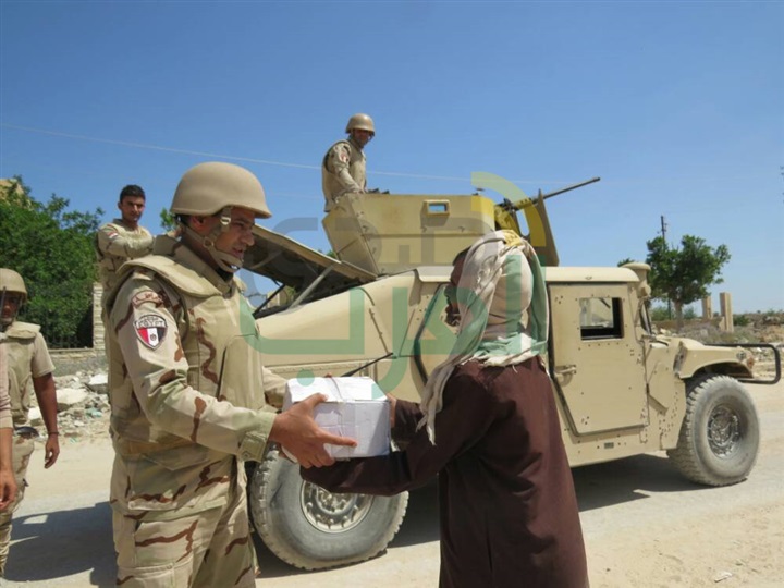 الجيش الثانى يوزع الآف الحصص التموينية المجانية على الأهالى بشمال سيناء