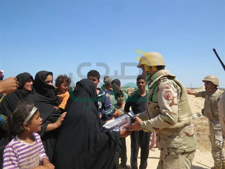الجيش الثانى يوزع الآف الحصص التموينية المجانية على الأهالى بشمال سيناء