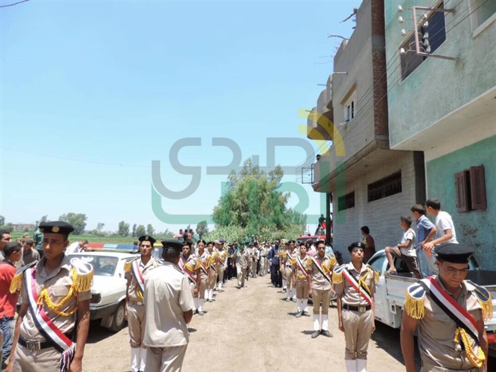 بالصور.. أهالي قرية "قونة" بكفر الشيخ يشيعون جثمان شهيد الواجب