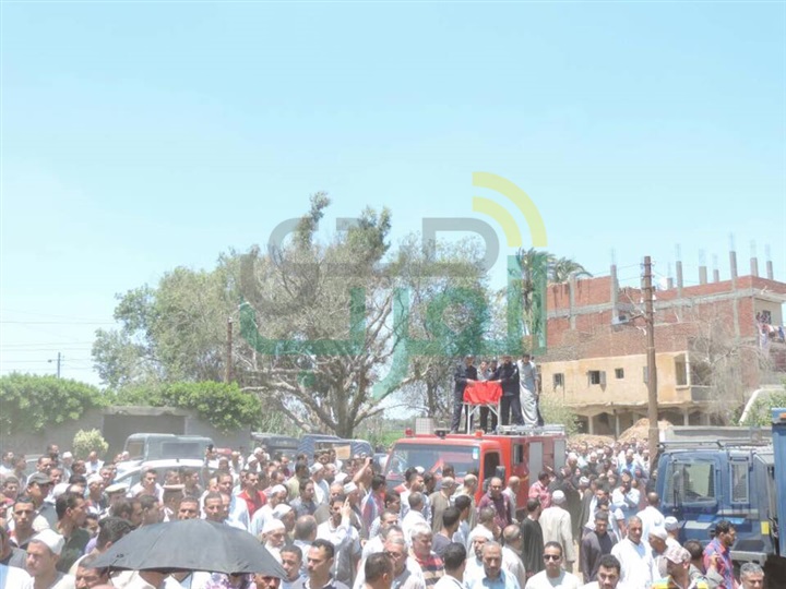 بالصور.. أهالي قرية "قونة" بكفر الشيخ يشيعون جثمان شهيد الواجب