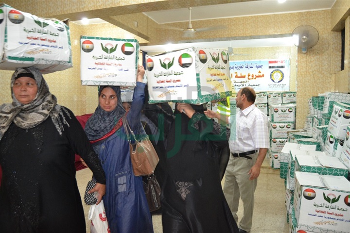 بالصور.. جمعية الشارقة الإماراتية بالتعاون مع جمعية الإيمان يوزعان سلة مواد غذائية على 6 آلاف يتيمًا