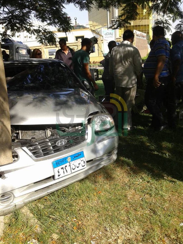 بالصور.. تصادم سيارة بـ"شجرة" يسفر عن إصابة شخصين بمحور العروبة
