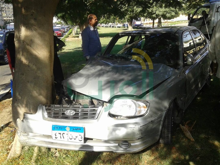 بالصور.. تصادم سيارة بـ"شجرة" يسفر عن إصابة شخصين بمحور العروبة