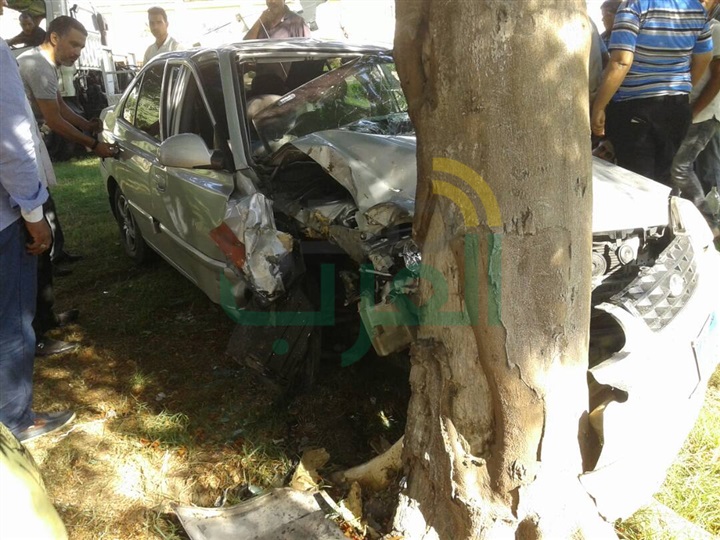 بالصور.. تصادم سيارة بـ"شجرة" يسفر عن إصابة شخصين بمحور العروبة