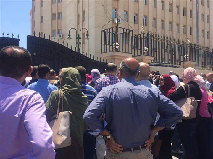 تجمهر أولياء أمور مدرسة الأسكندرية للغات إعتراضا على غلق المدرسة