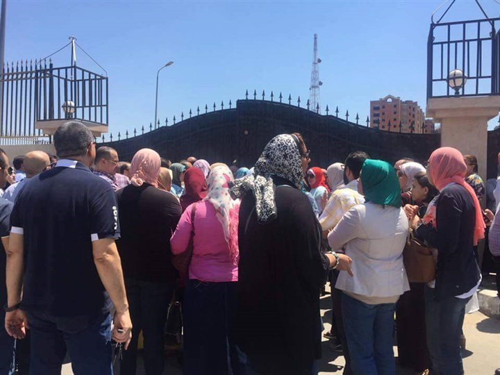 تجمهر أولياء أمور مدرسة الأسكندرية للغات إعتراضا على غلق المدرسة