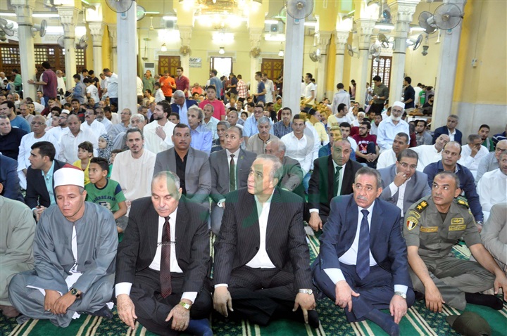 بالصور.. محافظ القليوبية ومدير الأمن يؤديان صلاة العيد بمسجد ناصر