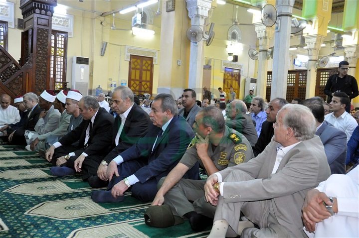 بالصور.. محافظ القليوبية ومدير الأمن يؤديان صلاة العيد بمسجد ناصر