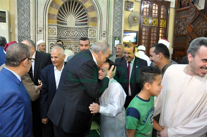 بالصور.. محافظ القليوبية ومدير الأمن يؤديان صلاة العيد بمسجد ناصر