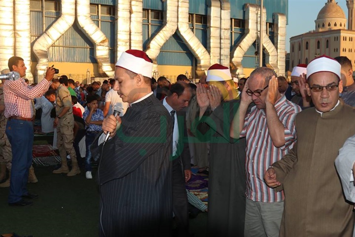 بالفيديو والصور.. محافظة كفر الشيخ يتقدم الآلاف في صلاة عيد الفطر المبارك بساحة الإستاد الرياضي بالفيديو والصور.. محافظة كفر الشيخ يتقدم الآلاف في صلاة عيد الفطر المبارك بساحة الإستاد الرياضي