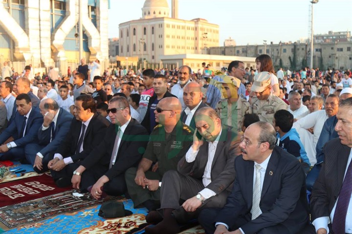 بالفيديو والصور.. محافظة كفر الشيخ يتقدم الآلاف في صلاة عيد الفطر المبارك بساحة الإستاد الرياضي بالفيديو والصور.. محافظة كفر الشيخ يتقدم الآلاف في صلاة عيد الفطر المبارك بساحة الإستاد الرياضي