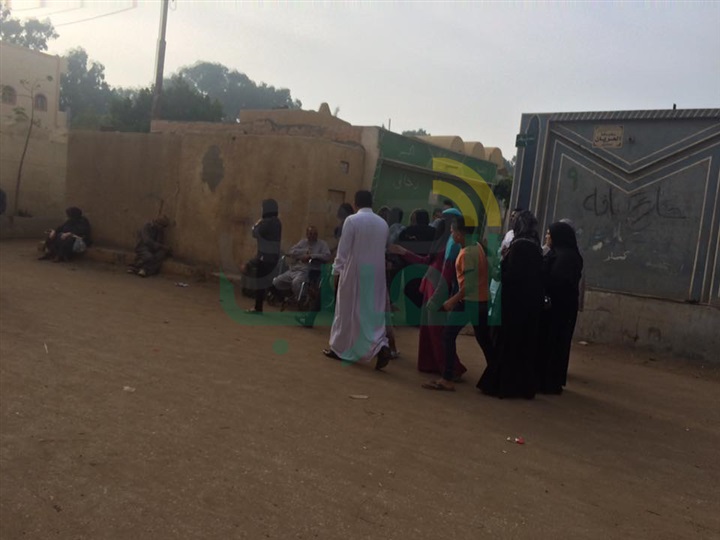 بالصور.. زيارة المواطنين للمقابر بكفر الشيخ.. دموع على ضريح من رحلوا