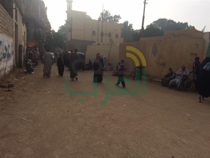 بالصور.. زيارة المواطنين للمقابر بكفر الشيخ.. دموع على ضريح من رحلوا