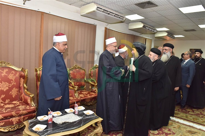 محافظ أسيوط يؤدي صلاة عيد الفطر المبارك وسط حشد من المواطنين بساحة أرض الملاعب