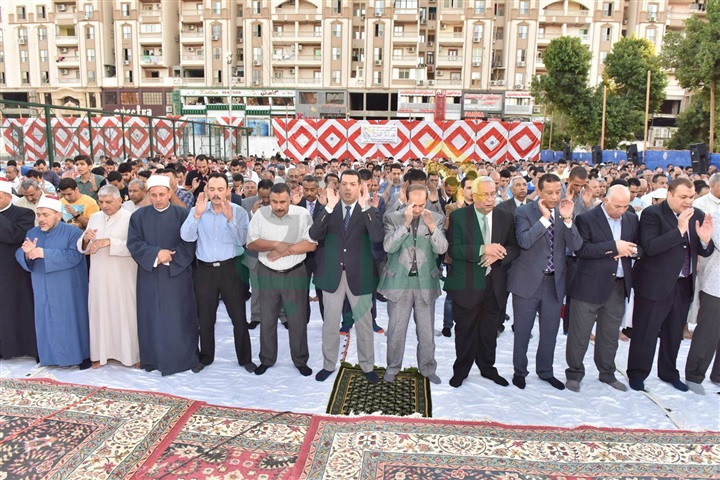 محافظ أسيوط يؤدي صلاة عيد الفطر المبارك وسط حشد من المواطنين بساحة أرض الملاعب