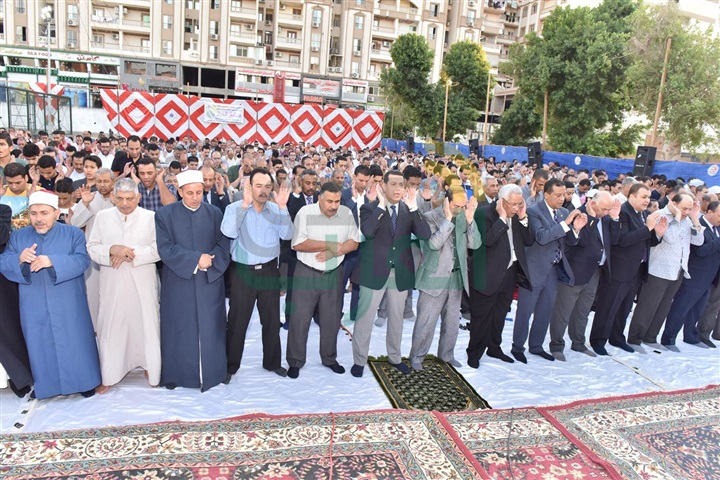 محافظ أسيوط يؤدي صلاة عيد الفطر المبارك وسط حشد من المواطنين بساحة أرض الملاعب