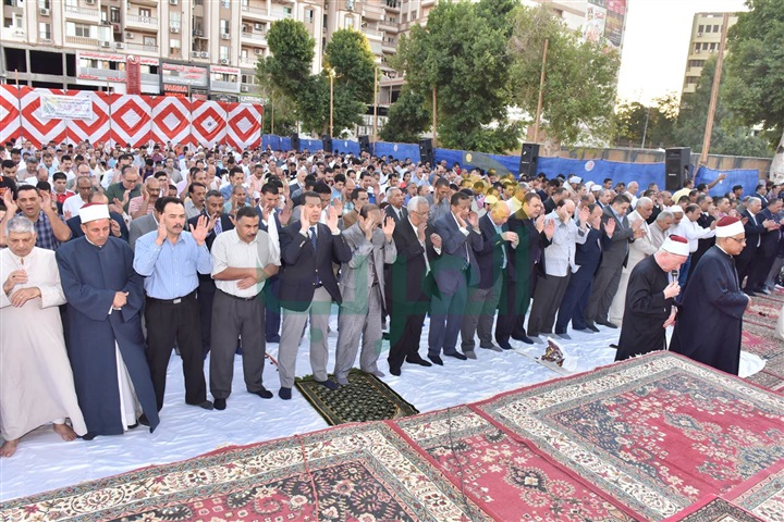 محافظ أسيوط يؤدي صلاة عيد الفطر المبارك وسط حشد من المواطنين بساحة أرض الملاعب