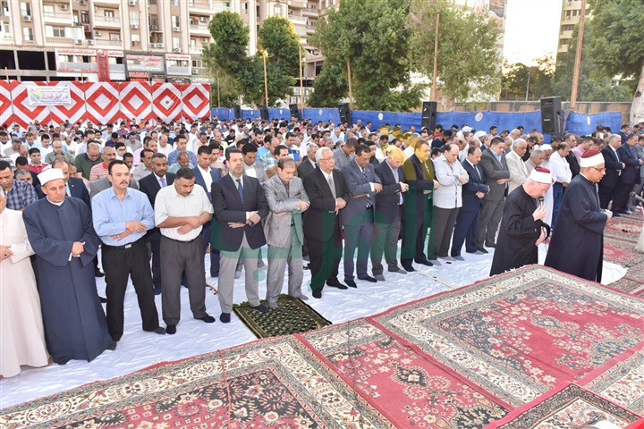 محافظ أسيوط يؤدي صلاة عيد الفطر المبارك وسط حشد من المواطنين بساحة أرض الملاعب