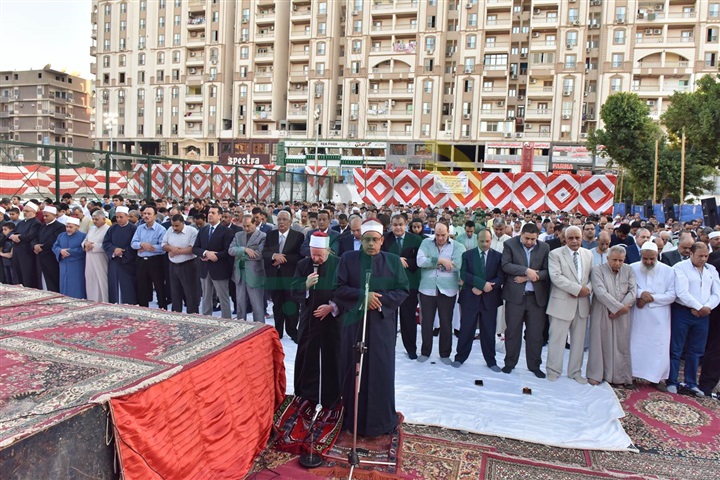 محافظ أسيوط يؤدي صلاة عيد الفطر المبارك وسط حشد من المواطنين بساحة أرض الملاعب