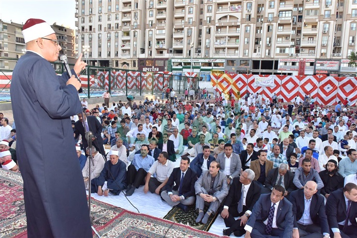 محافظ أسيوط يؤدي صلاة عيد الفطر المبارك وسط حشد من المواطنين بساحة أرض الملاعب