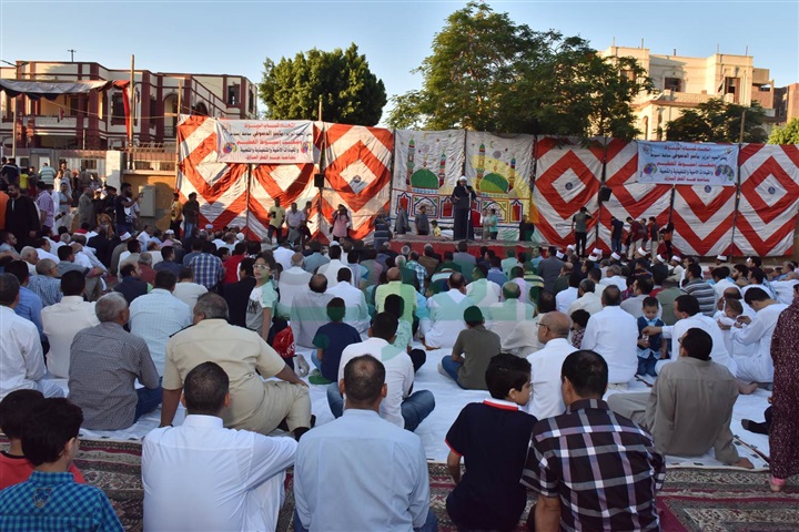 محافظ أسيوط يؤدي صلاة عيد الفطر المبارك وسط حشد من المواطنين بساحة أرض الملاعب