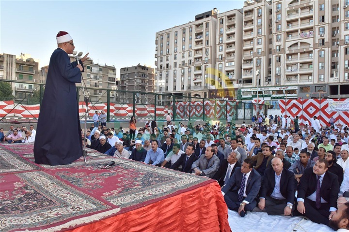 محافظ أسيوط يؤدي صلاة عيد الفطر المبارك وسط حشد من المواطنين بساحة أرض الملاعب