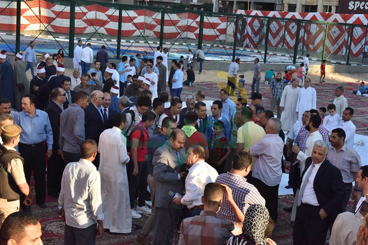 محافظ أسيوط يؤدي صلاة عيد الفطر المبارك وسط حشد من المواطنين بساحة أرض الملاعب