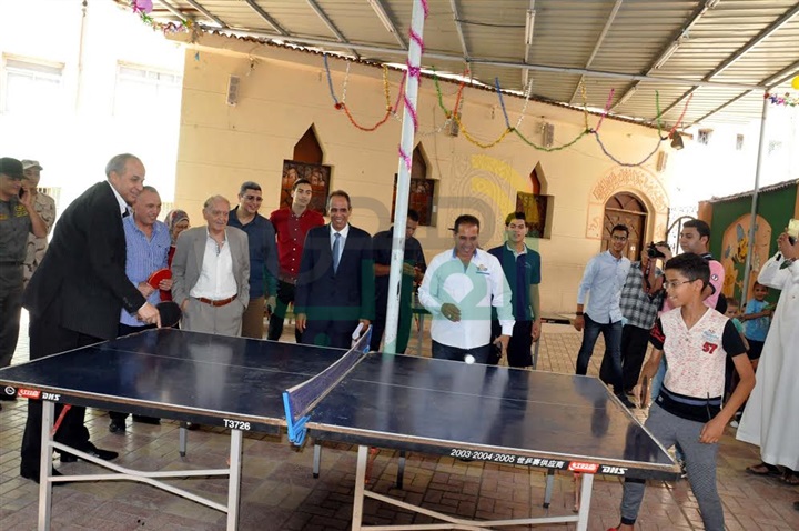 بالصور.. محافظ القليوبية يلعب مع الأيتام فى العيد