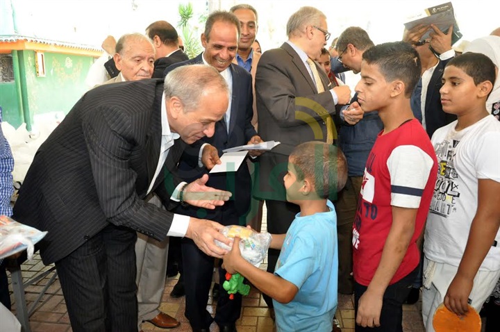 بالصور.. محافظ القليوبية يلعب مع الأيتام فى العيد