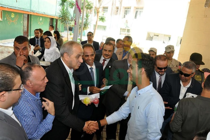 بالصور.. محافظ القليوبية يلعب مع الأيتام فى العيد