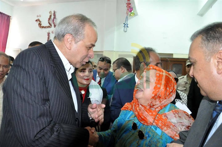 بالصور.. محافظ القليوبية يزور دار المسنين فى العيد