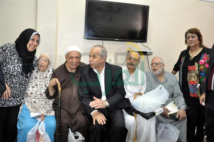 بالصور.. محافظ القليوبية يزور دار المسنين فى العيد