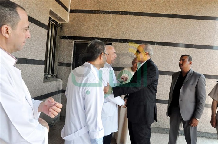 بالصور.. محافظ القليوبية يوزع الورود والهدايا على المرضى بمستشفى بنها الجامعى