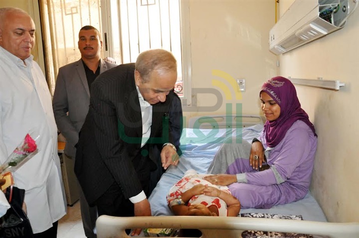 بالصور.. محافظ القليوبية يوزع الورود والهدايا على المرضى بمستشفى بنها الجامعى